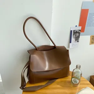 Retro large capacity women tote shoulder bag, minimalist autumn winter commuter crossbody bag.