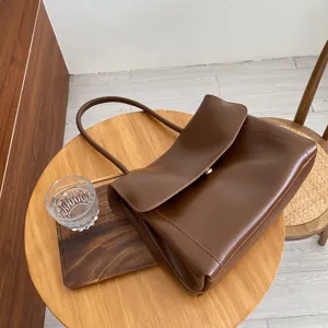 Retro large capacity brown tote bag for women, minimalist shoulder bag and casual briefcase.