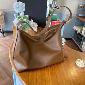 Borsa a tracolla morbida in pelle marrone capiente stile minimalista hobo quotidiana