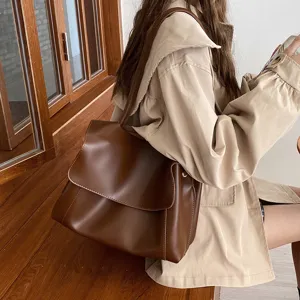 Retro large capacity brown leather tote bag for women, stylish shoulder and crossbody bag for autumn.