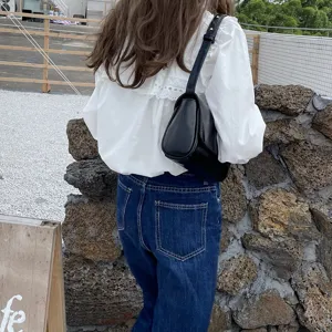 Κλασική μαύρη τσάντα ώμου από λαδωμένο δέρμα, ευέλικτο ρετρό στιλ για καθημερινά ρούχα.