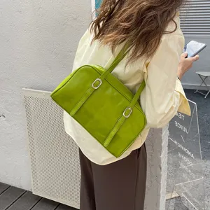 Detail view of the trendy green vintage shoulder bag underarm bag for women, stylish and chic.