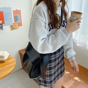 Minimalist large capacity black shoulder bag for women, versatile autumn winter daily tote purse.