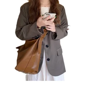 Borsa a tracolla morbida in pelle marrone da donna, grande shopper minimalista casual.