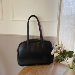 Detailed view of the black minimalist shoulder tote bag, casual large capacity design for daily use.