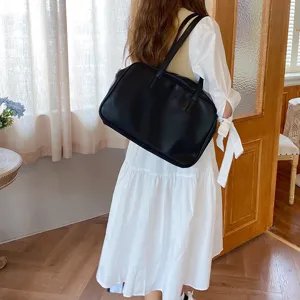 Classic black shoulder bag for women, large capacity tote bag, casual commuter handbag.
