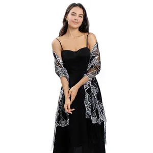 Vue détaillée du long châle brodé de plumes et de sequins avec franges délicates et style élégant.