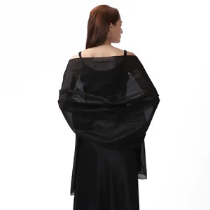 Vista de cerca del chal de noche de crepé metálico negro, con textura delicada y caída elegante.