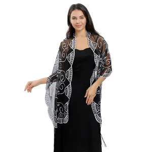 Châle transparent noir brodé de motifs argentés et franges élégantes pour femmes élégantes.