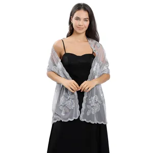 Vue détaillée du magnifique châle de soirée transparent brodé de paillettes pour femmes.