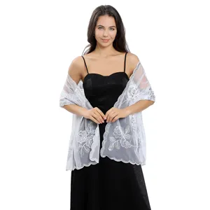 Elegant chale enveloppant de soiree en resille brodee de sequins blancs pour femmes fetes.