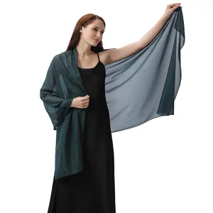 Elegante chal de noche metalizado verde oscuro, perfecto para bodas y vestidos de fiesta.