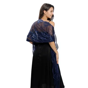 Détail de châle brodé de sequins bleu foncé élégant, accessoire de soirée raffiné.