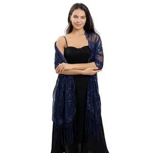Vue détaillée du châle brodé de sequins bleu foncé avec franges élégantes et tissu transparent.