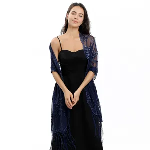 Vue détaillée du châle brodé de sequins bleu foncé avec résille délicate et franges.