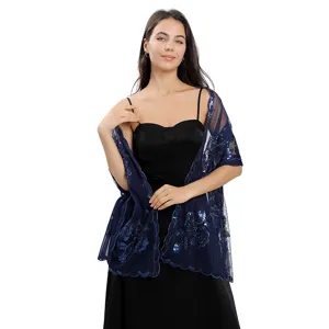 Vue détaillée d'un châle de soirée en tulle bleu foncé avec magnifique broderie de sequins.