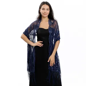 Élégant châle en résille brodée de sequins bleu foncé avec franges pour les grandes soirées.