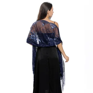 Vue détaillée du châle transparent brodé de sequins bleu foncé avec franges élégantes.
