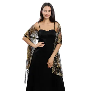 Vue rapprochée détaillée du châle noir et doré brodé de sequins avec de belles franges.