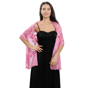 Vue détaillée du châle élégant rose brodé de sequins, idéal pour les soirées et les fêtes.