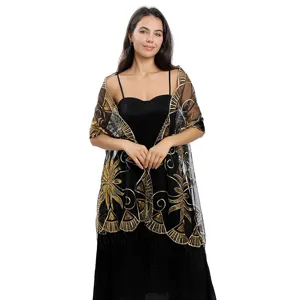 Gros plan montrant les détails exquis du châle transparent brodé de sequins dorés.