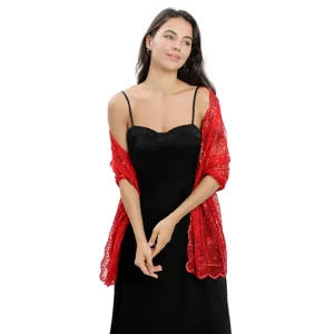 Rood kanten geborduurd sjaaldetail met delicate sterren- en maanmotieven voor elegante avondkleding.