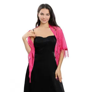 Vue détaillée du châle à franges en dentelle rose vif, accessoire de robe de soirée.