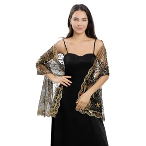 Gedetailleerd overzicht van de elegante zwarte tullen sjaal met gouden ster- en maanborduurwerk.