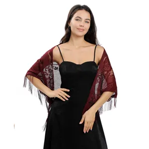 Vue détaillée du châle de soirée en dentelle bordeaux avec franges élégantes et motif floral.