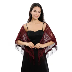 Vue détaillée du magnifique châle à franges en dentelle bordeaux avec motif floral.