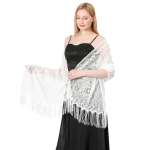 Detailansicht des weißen Spitzen-Fransenschals mit elegantem Paisleymuster für Abendpartys.