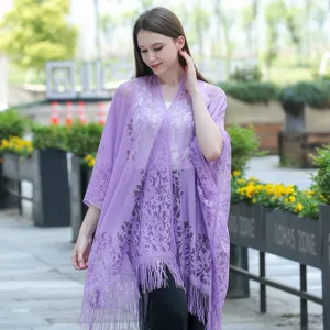 Gilet kimono en dentelle violette, châle floral ajouré, protection solaire élégante d'été.