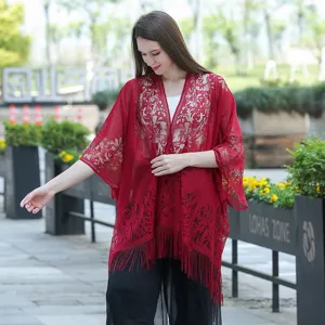 Kimono gilet en dentelle rouge pour femmes, grand cache-maillot de plage ajouré élégant.