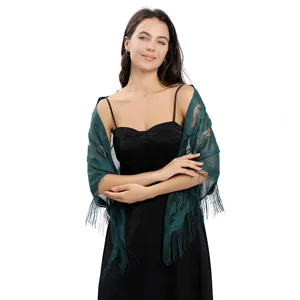 Détail de châle à franges en dentelle vert foncé, élégante écharpe de robe de soirée.