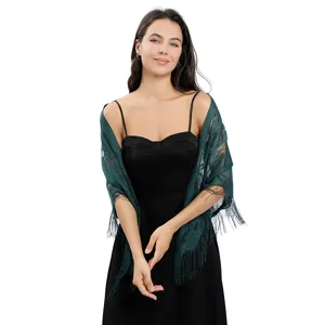 Détail châle franges dentelle vert foncé avec motif floral délicat et tombé élégant pour soirée.