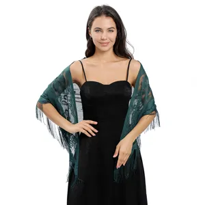 Détail de châle élégant en dentelle vert foncé avec franges, accessoire de robe de soirée.