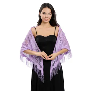 Vue détaillée d'un élégant châle en dentelle violette à franges porté sur une robe.