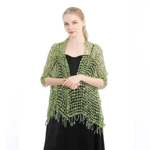 Grüner Pailletten Häkel Schal Detail, glitzerndes Mesh Tuch Ende, elegantes Strick Accessoire.