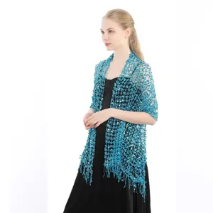 Nahaufnahme des glitzernden türkisblauen Pailletten-Netzschals, elegantes Abendmode-Accessoire.