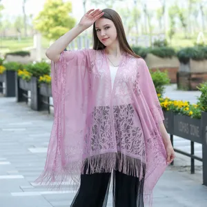 Cardigan kimono en dentelle rose pour femme, couverture de plage solaire élégante et creuse.