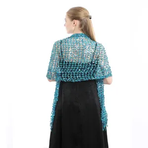Nahaufnahme des glitzernden türkisblauen Pailletten-Netzschals, elegantes Accessoire.