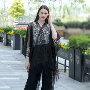 Vue détaillée en scène extérieure mettant en valeur le cardigan kimono en dentelle noire élégant.