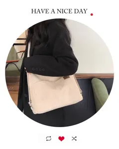 Sac cabas bandoulière en velours côtelé beige vue détail, sac étudiant décontracté.