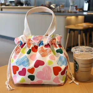 Vue détaillée du sac bento cordon en toile mignon avec impression de motif cœur coloré.