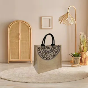 Grote jute shopper tas met stijlvolle zwarte geometrische print voor dagelijks gebruik.