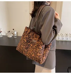 Leopard print detail shot of women tote bag, retro style shoulder bag showcasing texture and rings.