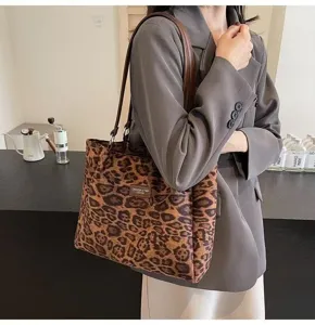 Detail view of the vintage leopard print large capacity women shoulder tote bag design.