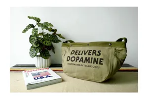 Detailansicht der Vintage-Canvas-Umhängetasche mit Grafikdruck und Seitentaschen.
