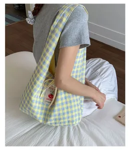 Japanese style fresh plaid canvas shoulder bag large capacity casual tote bag for students daily use.