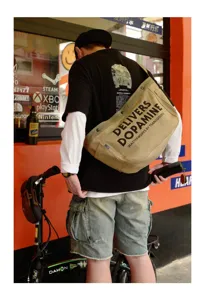 Langlebige Canvas Fahrrad Umhängetasche mit großem Fassungsvermögen und retro Streetwear Stil.